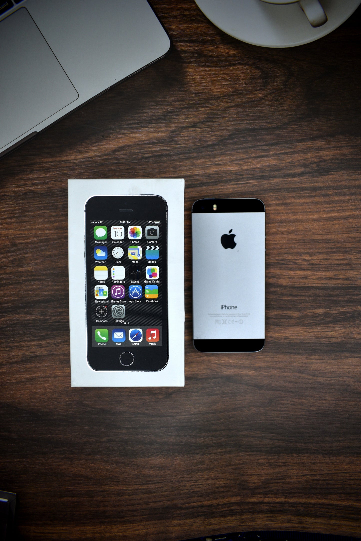 IPHONE 5S 64GB (NEW SEAL PACK AVAILABLE WITH ALL ACCESSORIES + FREE AIRPORDS)